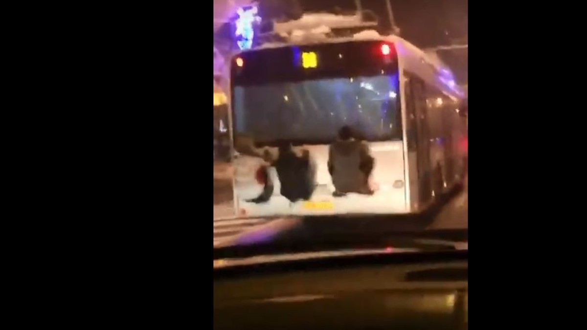 Trei tineri, filmați în timp ce stăteau agățați de un troleibuz