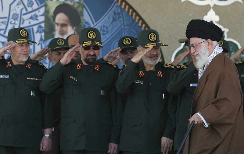 Reuters: Televiziunea de stat din Iran a difuzat imagini cu membri ai parlamentului ridicându-se de pe scaune și scandând „Moarte Israelului”