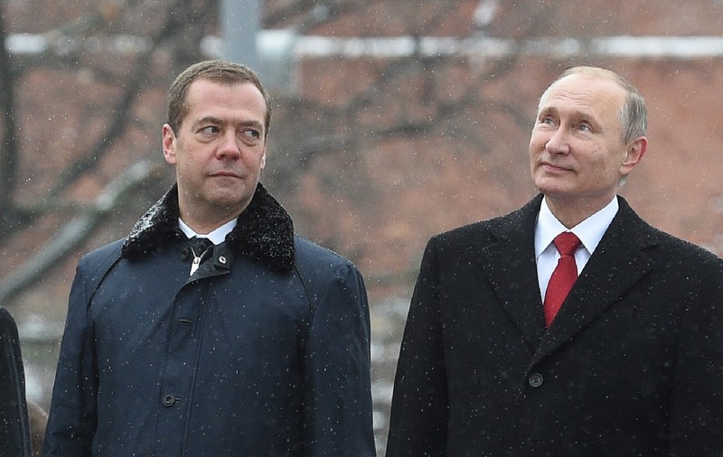 Nemții au anunțat că îl vor aresta pe Vladimir Putin, dacă intră în Germania. Dmitri Medvedev a reacționat: „Toate rachetele noastre vor zbura către Bundestag, către cancelar”