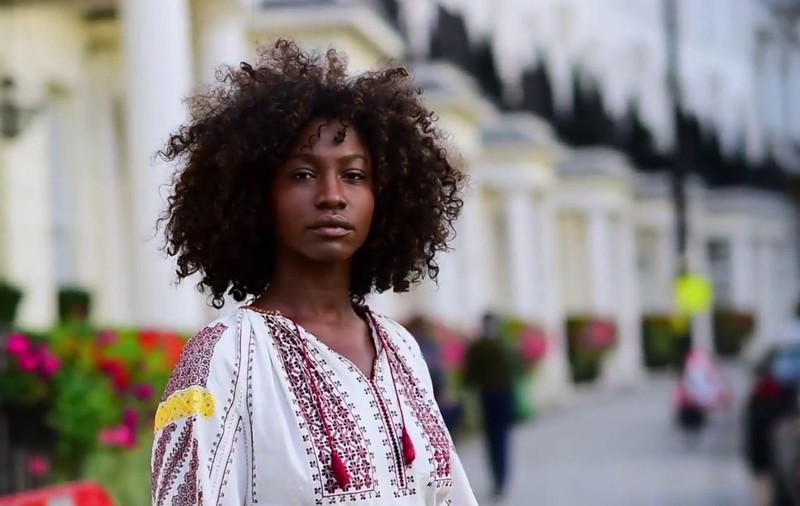 VIDEO|Povestea fetei de culoare care a purtat ie pe străzile din Londra. Lilly e bancher și iubește costumul popular românesc!