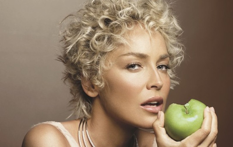 Sharon Stone sosește azi după-amiază la București