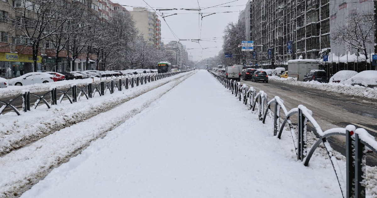 Circulație extrem de îngreunată din cauza ninsorilor abundente în București