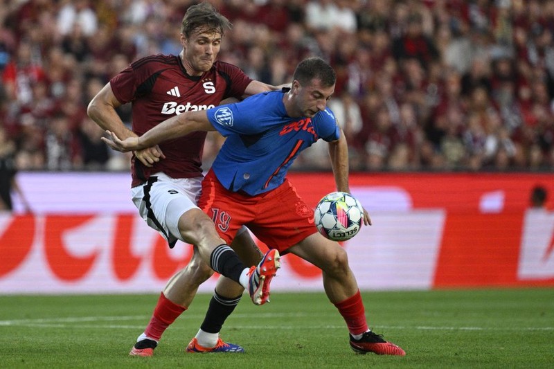 Úvodní utkání 3. předkola fotbalové Ligy mistrů: AC Sparta Praha - FCSB (Rumunsko), 6. srpna 2024, Praha. Daniel Popa z FCSB (vpravo).,Image: 896570822, License: Rights-managed, Restrictions: , Model Release: no
