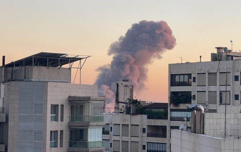 Bombardamente puternice în suburbiile capitalei libaneze Beirut. Israelul anunță că a vizat sediul central al Hezbollah