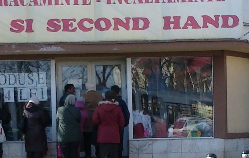 A băgat marfă la second hand? | FOTO