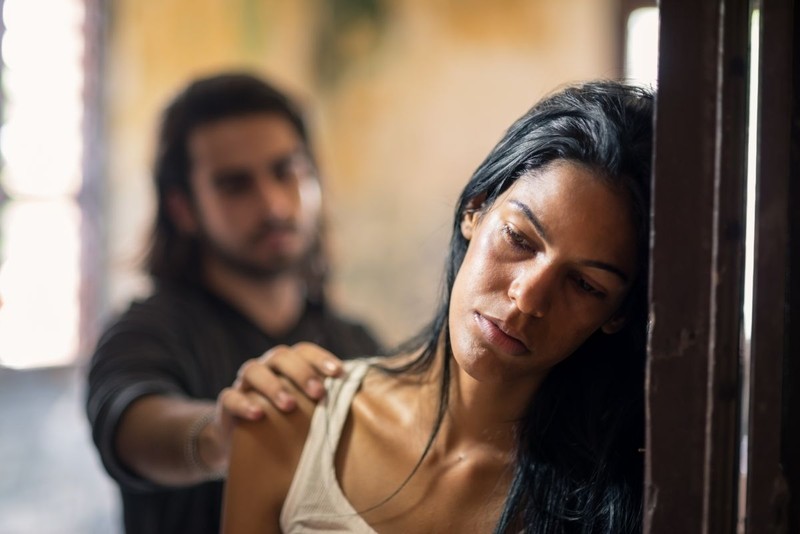 Într-o relație abuzivă, “ți se ia aerul de a mai vrea altceva decât să ajungi cu bine în ziua de mâine”, scrie o tânără care a trecut printr-o astfel de experiență