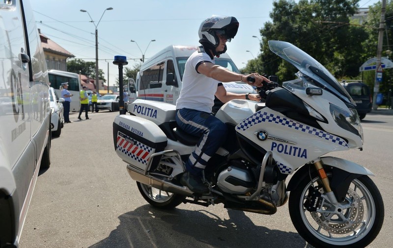 Accident în Piața Victoriei. Un polițist pe motocicletă a lovit un pieton