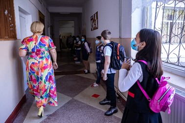 Elevii învățătoarei Dinescu așteaptă să intre în clasă