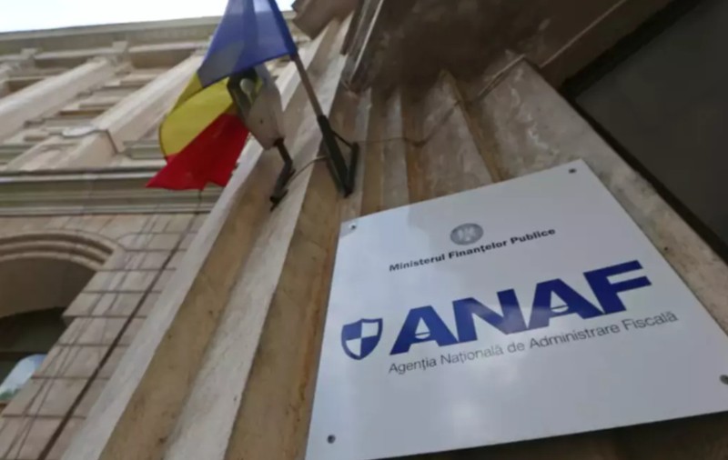 Cinci funcționari de la Fisc din București lucrau pentru firmele pe care le verificau să nu fure statul
