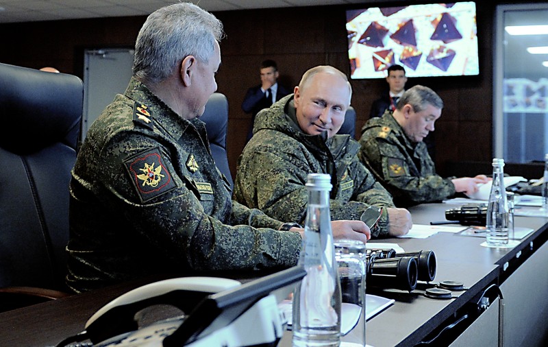 Vladimir Putin supervizează exercițiile militare din Marea Japoniei cu zâmbetul pe buze