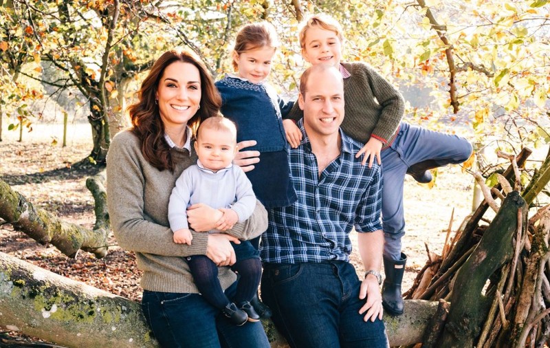 Palatul Kensington a publicat felicitările de Crăciun. Kate și William apar alături de copii în timp ce Harry și Meghan vor trimite o imagine de la nunta lor