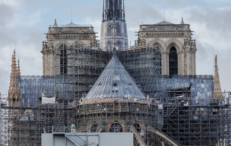 Un bărbat s-a urcat pe Catedrala Notre Dame și a sărit cu parapanta de pe schele, aterizând „brutal”