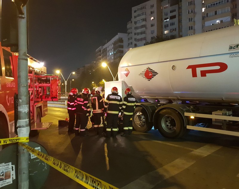 Pieton strivit sub roțile unei cisterne, în sectorul 6 din București. Poliția: a traversat neregulamentar