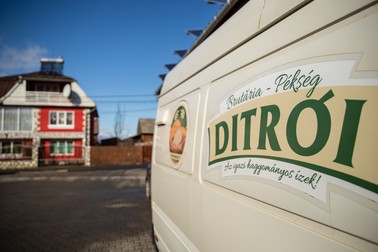 Brutăria Ditroi este la marginea comunei Ditrău și are 90 de angajați