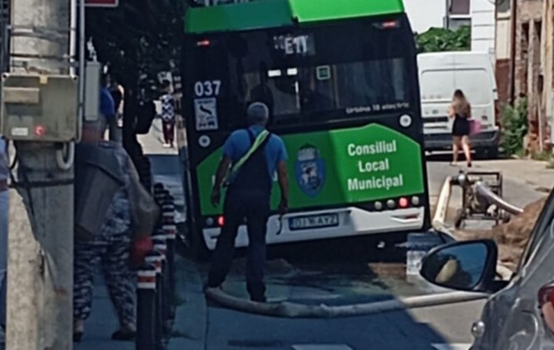 Strada s-a surpat sub un mijloc de transport în comun și traficul a fost blocat în centrul orașului Craiova