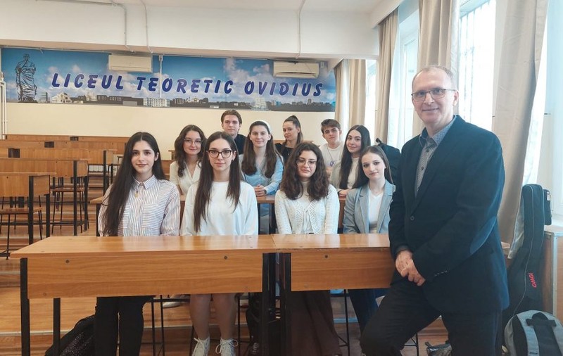 Zece elevi din Constanța au câștigat un concurs organizat de NASA. Nu au însă bani să meargă să-și ridice premiul