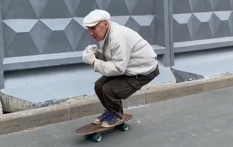 Imagini virale cu un pensionar de 73 de ani din Rusia filmat în timp ce merge pe skateboard