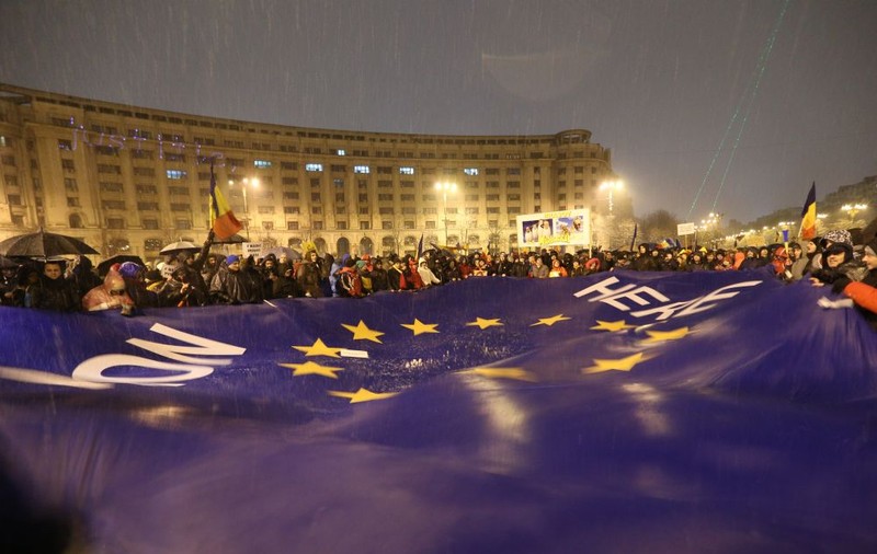 Poza virală a protestului de aseară. "Superbă! Fotografia anului"; "Fără cuvinte"; "Cea mai frumoasă"