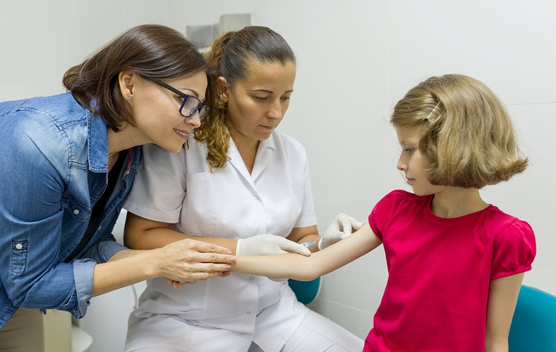 Studiu: Aproape jumătate din părinții români știu că vaccinarea anti-HPV previne cancerul de col uterin. Numai 7% dintre ei neagă legătura dintre virusul HPV și cancer