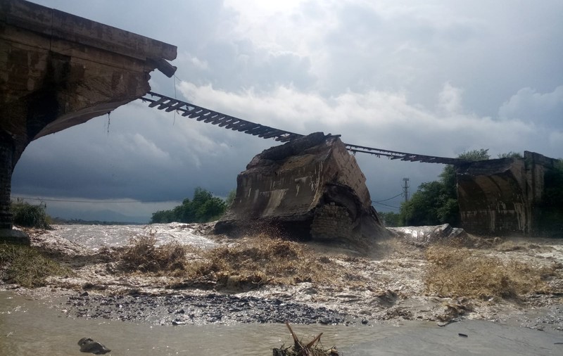 Zeci de locuinţe din şapte localităţi au fost inundate, în judeţul Braşov. Imagini șocante cu prăbușirea unui pod din cauza apelor dezlănțuite / FOTO&VIDEO