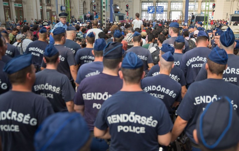 Tineri reținuți în fața unui local din Budapesta, după ce informațiile americane au avertizat despre un atac armat planificat la 23 octombrie