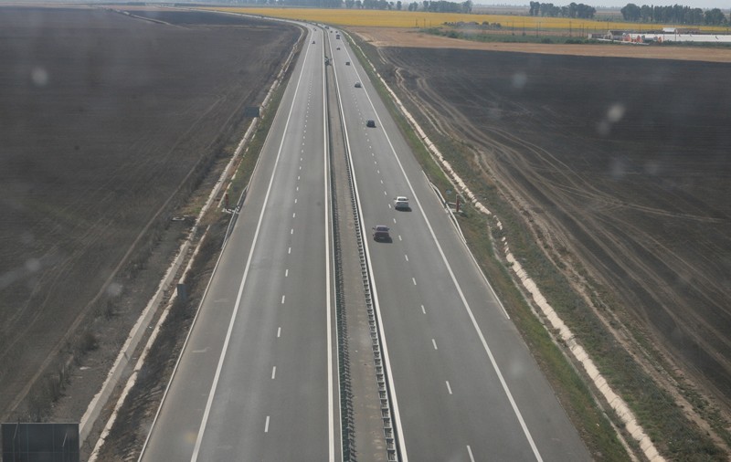 Restricţii de circulaţie vineri şi sâmbătă pentru vehiculele mari, pe Autostrada Soarelui şi Valea Oltului