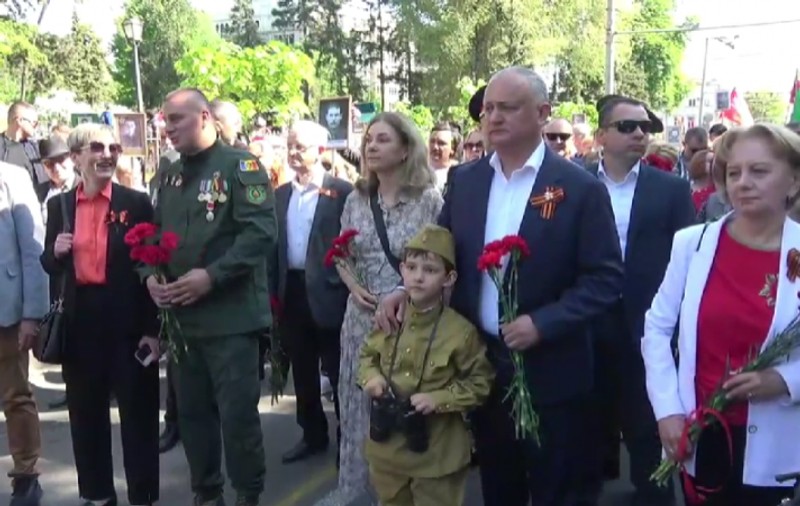 Fostul președinte Dodon și alți politicieni comuniști și socialiști, cu panglica interzisă a Sf. Gheorghe la Marșul Victoriei de la Chișinău