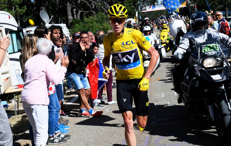 Joaca de-a tricoul galben. După un incident incredibil pe șosea, Froome a pierdut timp, însă organizatorii l-au reînscăunat lider!