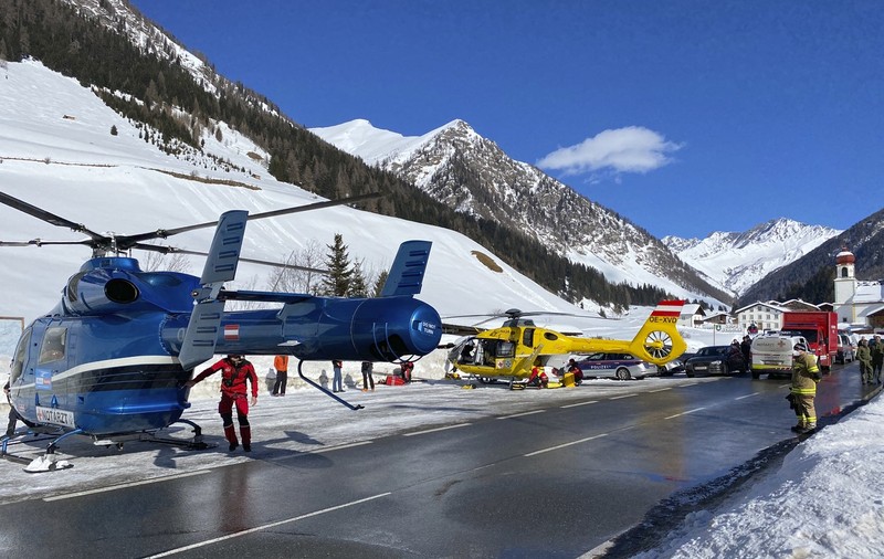 O avalanșă produsă în vestul Austriei a îngropat sub zăpadă 10 oameni. Salvatorii i-au găsit pe 8 dintre ei