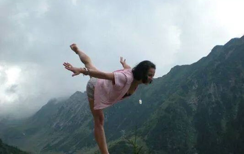 Habar nu aveţi ce pot face fostele gimnaste! Corina Ungureanu i-a lăsat mască pe turişti