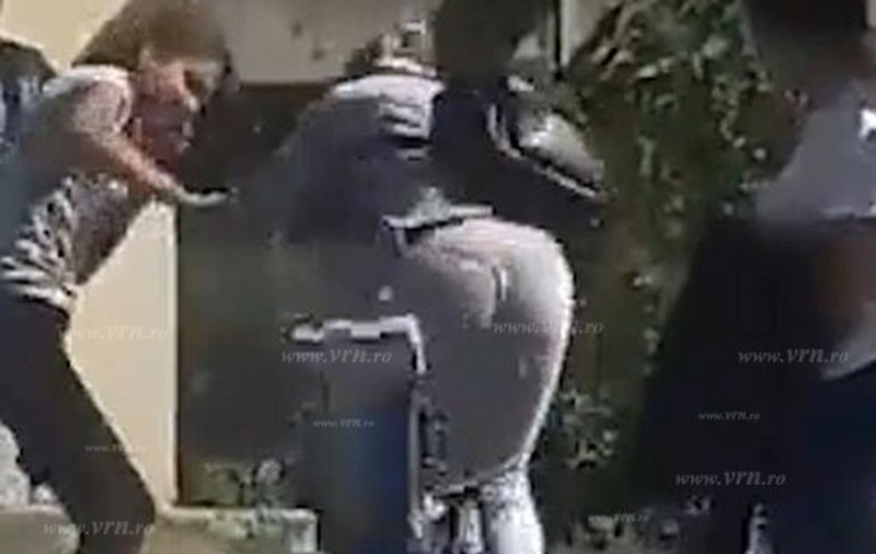 Bătaie sălbatică între eleve la liceu din județul Vaslui. Fată de 14 ani, lovită cu pumnii și picioarele până la leșin / VIDEO