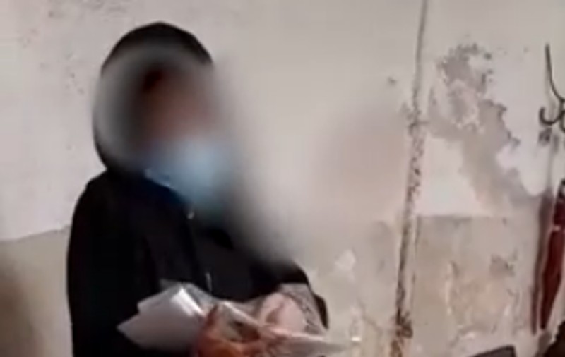 Bărbat îmbrăcat în haine de măicuță, amendat pentru cerșetorie. „În mod normal, cerșesc în pijama”