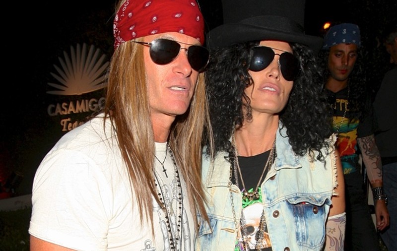 AU REUŞIT DEGHIZAREA PERFECTĂ de Halloween! JURI că sunt Axl Rose şi Slash de la Guns N'Roses, dar, ÎN REALITATE, unul dintre personaje este O CELEBRĂ FRUMUSEŢE! FOTO