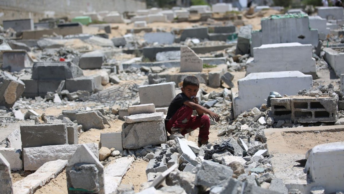 Copil stând singur printre grămezi de moloz, după un atac al armatei israeliene în Fâșia Gaza