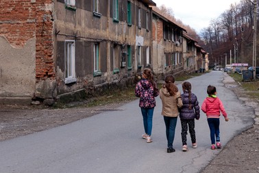 Patru fetițe din Aninoasa se întorc de la magazin cu bomboane