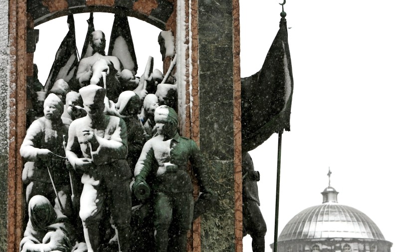 Dat afară din Turcia după ce s-a dezbrăcat în faţa lui Mustafa Kemal Ataturk