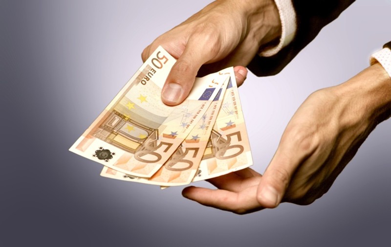 Românii din Spania tocmesc recuperatori "să stoarcă" salariile de la patronii rău-platnici