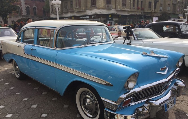 Mașina folosită de Robert Redford în filmul Havana, la Timișoara. E o replică, dar bijuteria a făcut furori printre iubitorii de mașini de epocă