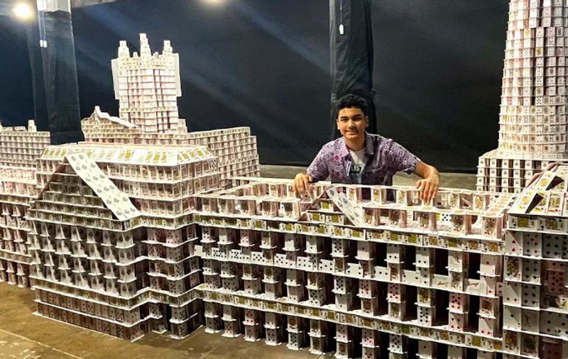 Un adolescent indian a realizat cea mai mare construcție din cărți de joc din lume și a intrat în Cartea Recordurilor