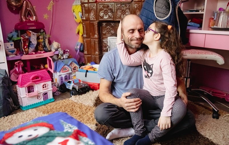 „V-au nenorocit copilul pe viață!”. Ministerul Sănătății a sesizat procurorii, după ce INML a mușamalizat expertiza în cazul fetiței operate de un medic fără drept de practică