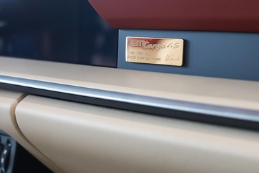 Plăcuța este semnată de Wolfgang Porsche, acționar și președinte al producătorului auto. Foto Eli Driu