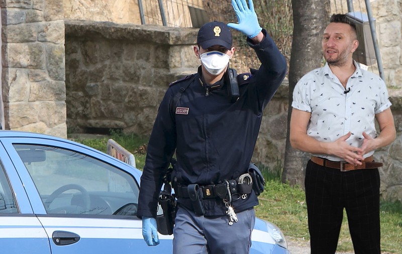 Libertatea lui Tetelu | Românii din Italia sunt buni când trimit bani în țară, în rest statul le închide granița-n nas!