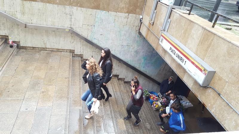 Vânzătorii ambulanți fentează legea și pe polițiști