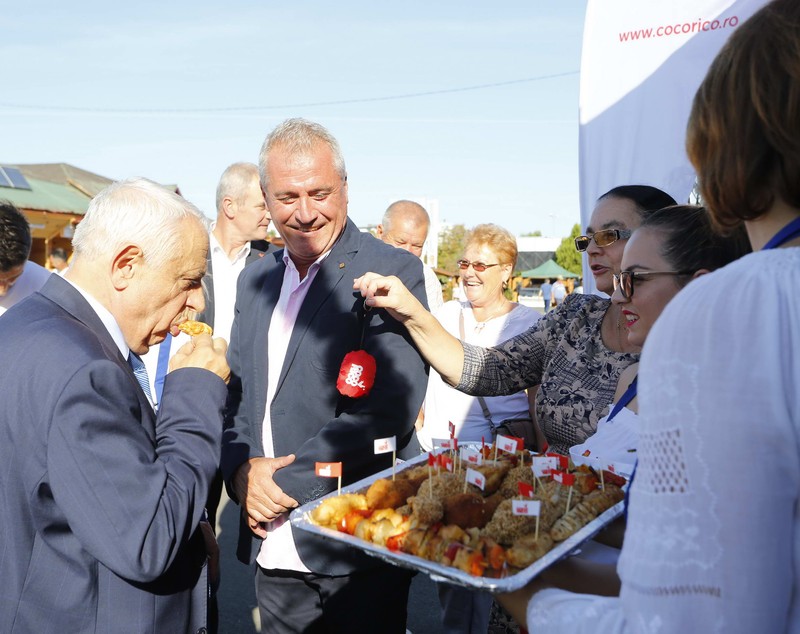 FOTOREPORTAJ/ Daea și-a cumpărat la un târg de la Buzău o căsuță artizanală, săpun de lavandă, turtă dulce, dar și ceapă și usturoi. A refuzat, în schimb, o sticlă de coniac de nuci