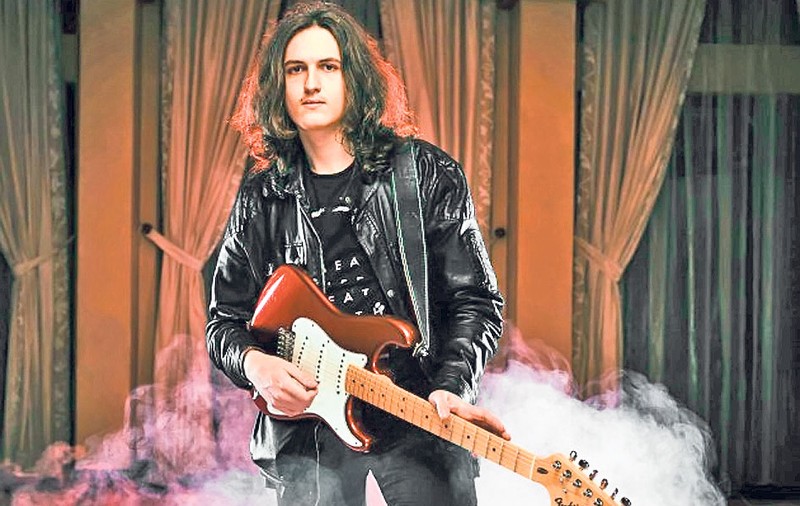 La 17 ani cântă cu legendele rockului