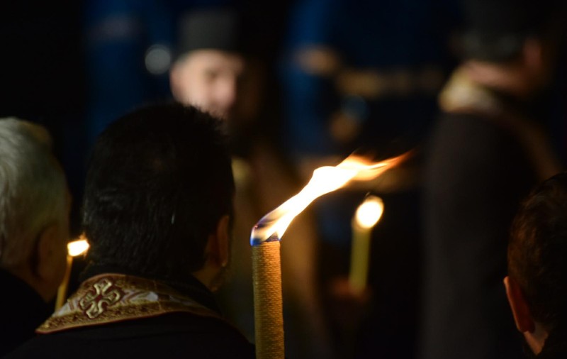 Drum de lumină pentru Regele Mihai. 400 de preoți au aprins lumânările în același timp