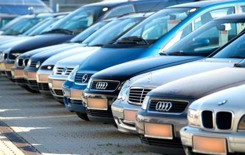 Până când se poate depune cererea pentru restituirea taxei auto. Mai multe autoturisme scoase la vânzare, cu numerele de înmatriculare blurate, într-o parcare