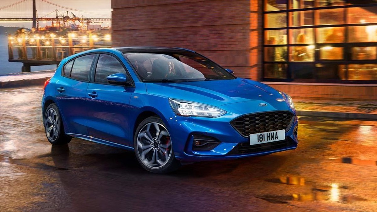 Producția de autoturisme, afectată la nivel mondial din cauza penuriei de cipuri. Consolele de jocuri și laptopurile au aceeași problemă. Ford Focus albastru