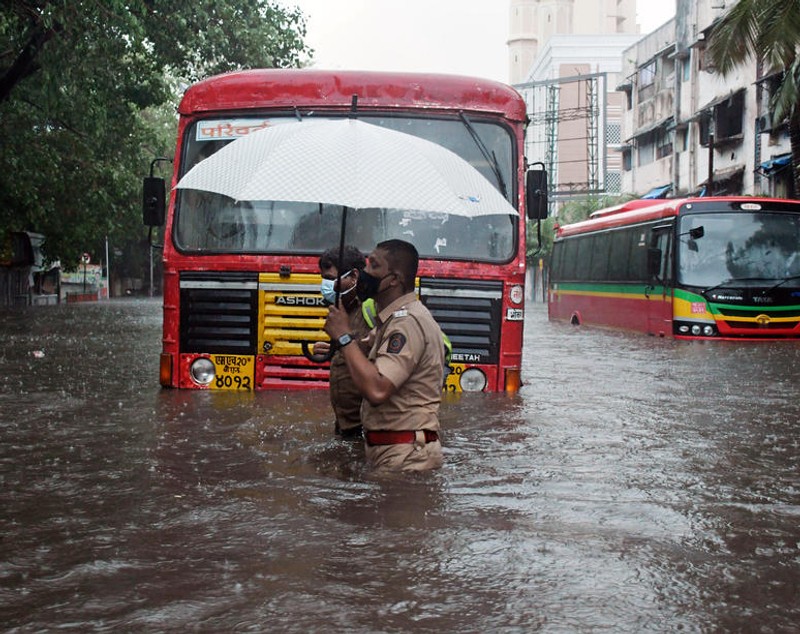 Cel puțin 24 de oameni au murit și alți 96 sunt dați dispăruți pe mare, în urma ciclonului Tauktae, care a devastat India