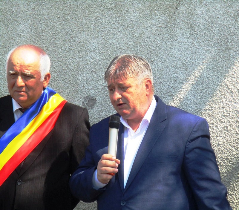 Florea Manolea, în stânga, primarul din Segarcea Vale